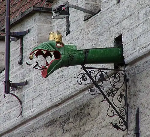 Один из водостоков в виде головы дракона