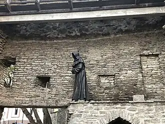 Скульптура монаха на крепостной стене
