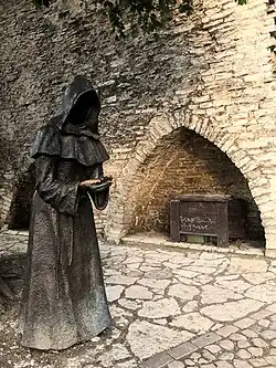 Одна из трёх скульптур монахов