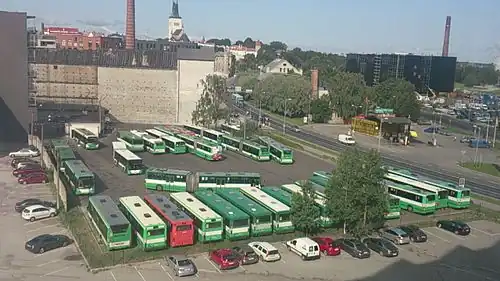 Парковка городских автобусов у перекрёсткаулиц Хобуяама и Ахтри