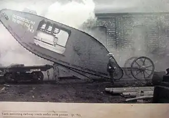 Фотография одного из первых танков Mk I,с надписью кириллицей «Осторожно. Петроград».