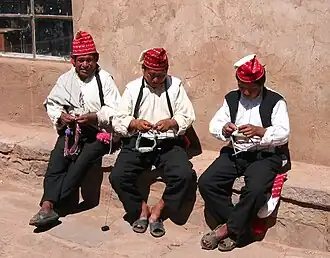 Такильские мужчины, занятые ткачеством.