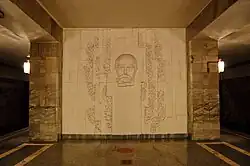 Барельеф в торце центрального зала