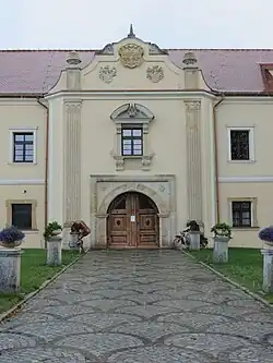 Западный вход в замок с ренессансным порталом из Плонинского дворца