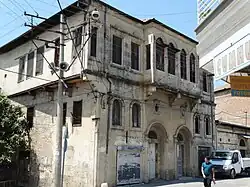 Дом в старом городе с арками