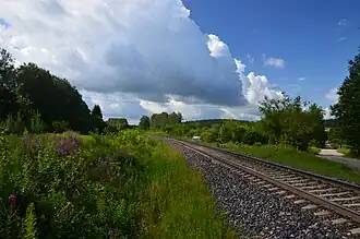 Железная дорога на остановочном пункте Тыравере[эст.] близ одноимённой деревни (2016 год)