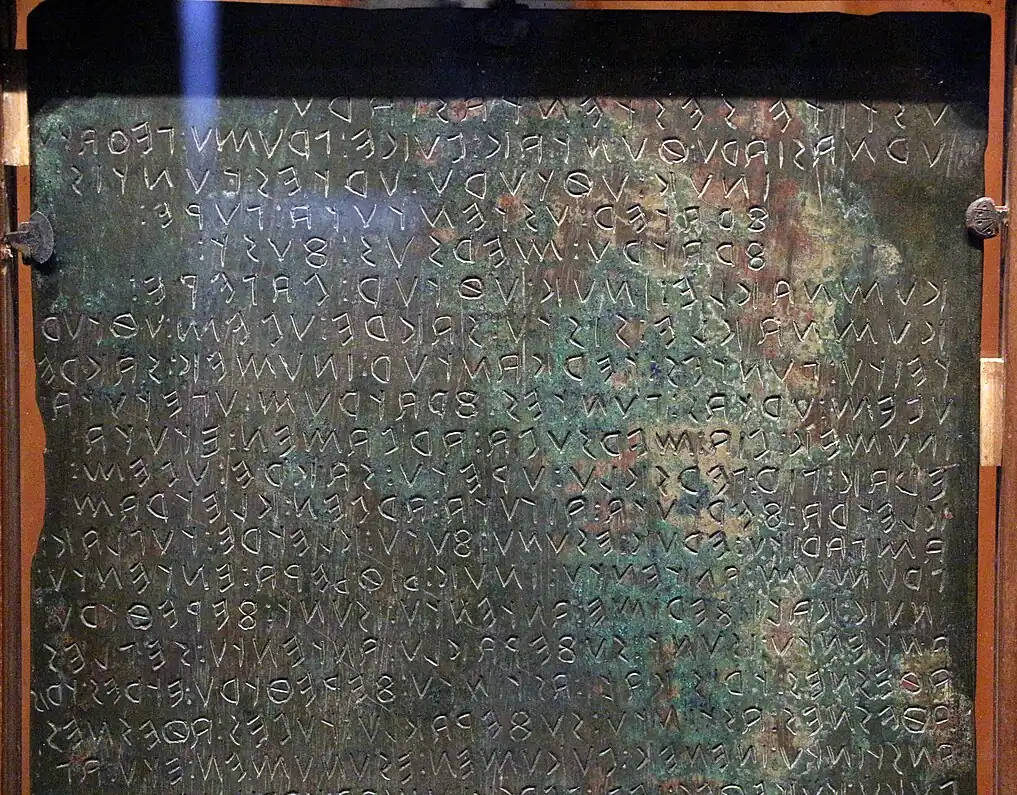 Третья Игувинская таблица, надпись на умбрском; четвёртая и пятая строки начинаются с 𐌚 (‮𐌚𐌓𐌀𐌕𐌄𐌓‬ frater, ‮𐌚𐌓𐌀𐌕𐌓𐌖‬ fratru)