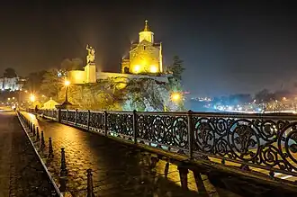 Перила моста, памятник Вахтангу Горгасали и церковь Метехи