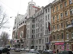 Бизнес-центр «Толстой-сквер» (слева), Санкт-Петербург, 2011