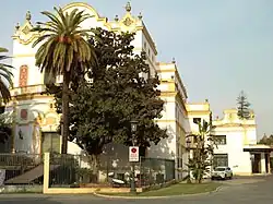 Южная часть здания, где расположен театр.