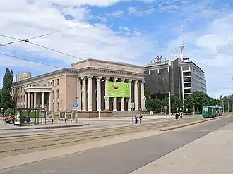 Начало улицы Ропажу. Дворец культуры ВЭФ и административное здание LMT