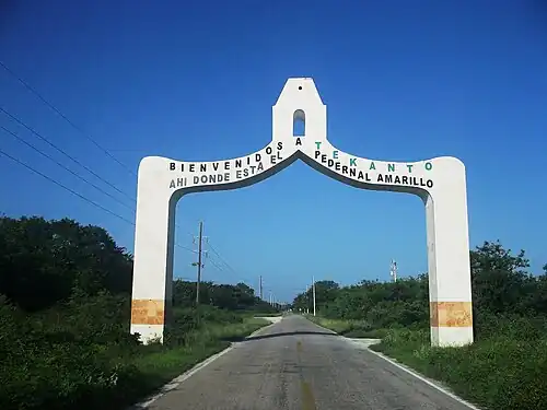 Арка на въезде в Теканто