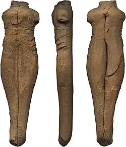 Глиняная фигурка эпохи поздней бронзы. Фото фигурки спереди, в профиль и сзади - раскопки 2001 г.