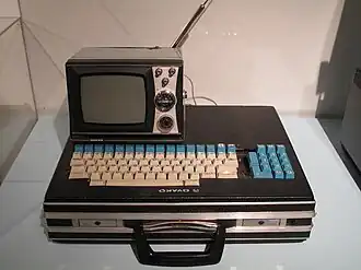 Telmac 1800 собран с использованием портфеля в качестве корпуса компьютера.