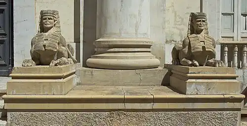 Сфинксы в украшении фасада здания