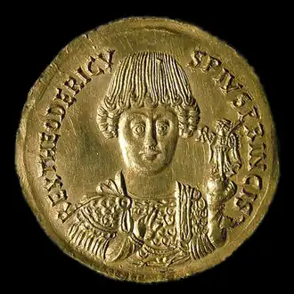 Золотая монета (тремисс) с изображением Теодориха Великого (сохранился один экземпляр). Национальный музей Рима.