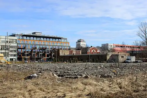Первый этап создания квартала. На заднем плане — одно из новых жилых зданий на месте заводского корпуса, 2017 год