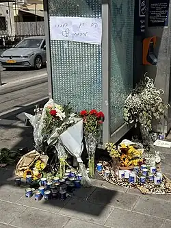 Импровизированный мемориал на месте теракта на следующий день после нападения