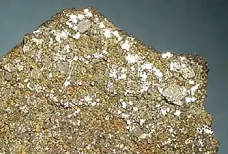 Яркие серебристые кристаллы тетратенита в метеорите Нуэво Меркурио, Сакатекас, Мексика (общий размер образца 2,7 см × 2,0 см × 2,0 см)