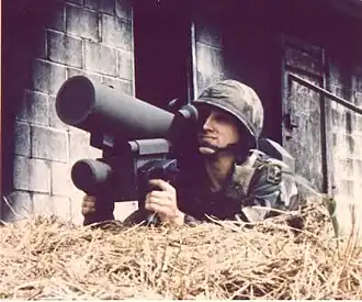 Стрелок 187-й пехотной бригады с комплексом на плече осуществляет наведение на цель из-за стога сена на учебной точке «бой в городских условиях»