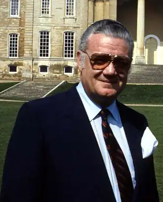 Герцог Манчестер перед замком Кимболтон в 1989 году