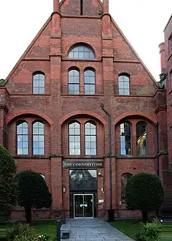 Вход в Корнерстоун-билдинг