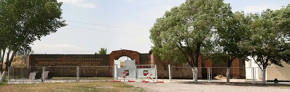 Одни из ворот