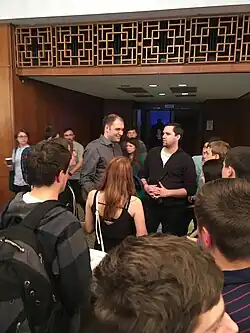 В фойе аналитик Артур «Гоблак» Костенко