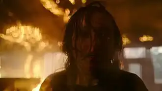 Элли (Белла Рамзи) травмирована после убийства Дэвида. Рамзи сочла этот момент поворотным для Элли. Критики высоко оценили её игру и операторскую работу.