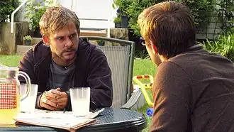 Лиам отказывается от предложения Чарли вновь вступить в группу «Driveshaft».