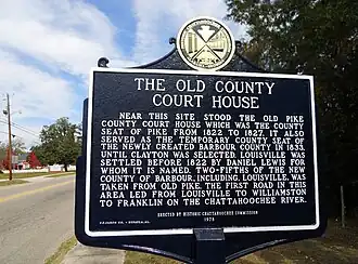 Исторический знак на месте бывшего здания суда округов Пайк/Барбор
