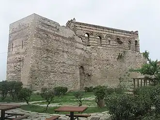 Дворец Багрянородного (справа) и примыкающий к нему участок Феодосиевых стен, левее которого скорее всего находилась Керкопорта