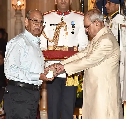 Садху Мехер получает орден Падма Шри из рук президента Пранаба Мукерджи 13 апреля 2017 года