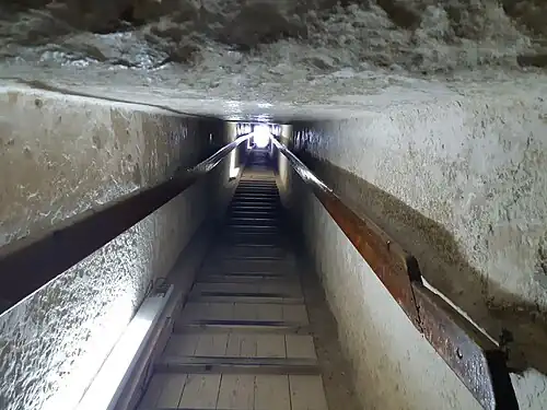 Начальный наклонный проход в пирамиду с низким потолком