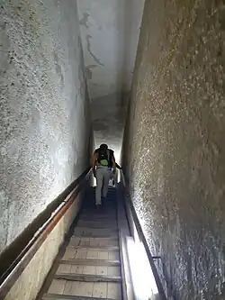 Завершающая часть наклонного прохода в пирамиду с высоким потолком