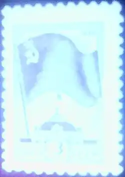 При УФ-излучении с длиной волны 365 нм