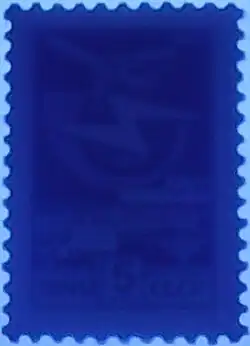 При УФ-излучении с длиной волны 365 нм на флуоресцентном фоне