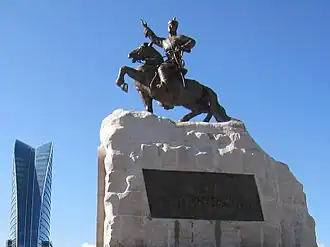 Памятник Д. Сухэ-Батору — одному из вождей революции (Улан-Батор, площадь Сухэ-Батора)