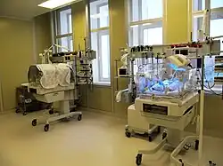 Справа проводится ультрафиолетовая инсоляция