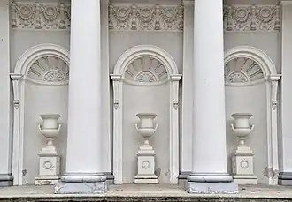 Вазы со стороны оранжереи