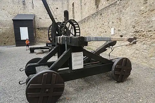 Средневековая баллиста во дворе замка