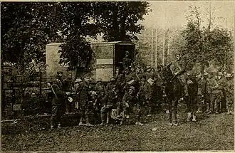 Солдаты батальона, собравшиеся около полевой кухни