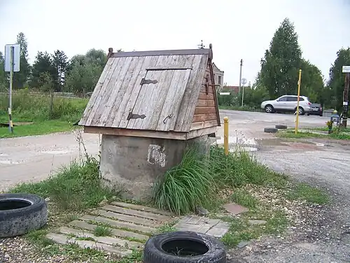 Колодец в деревне Сонино в северной части около перекрёстка с Носовихинским шоссе.