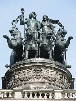 Квадрига над центральным входом