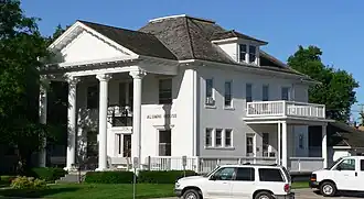 Томас хаус — одно из зданий университета