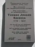 Памятная доска в Таллине на здании, в котором родился и вырос Томас