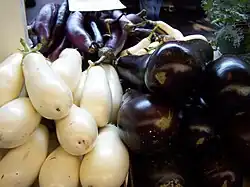 Три сорта баклажана, различающиеся по размеру, форме и цвету