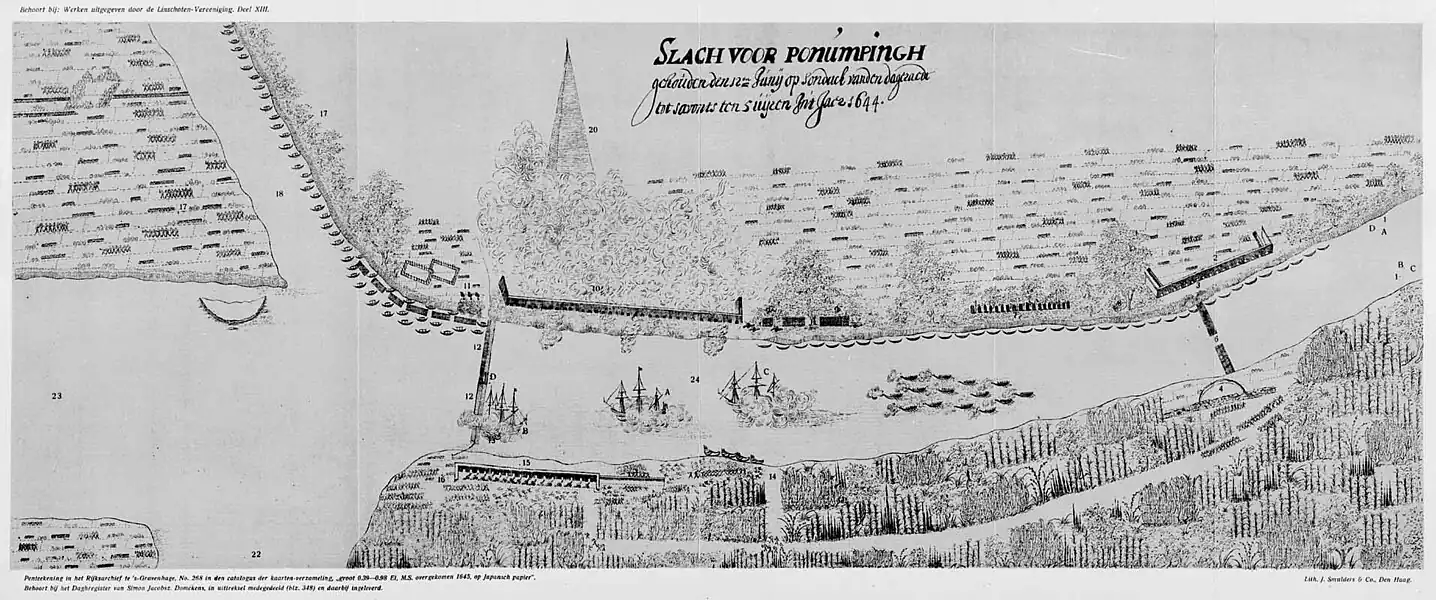 Четыре корабля Голландской Ост-Индской компании, участвовавшие в битве с камбоджийскими войсками: A  — «Леуэрик» (нидерл. Leeuwerick)  B  — флейт «Кивит» (нидерл. Kievith)  C  — «Ден Долфейн» (нидерл. Den Dolphijn)  D  — яхта «Вакенде Буйе» (нидерл. Wakende Boeye), находится прямо за «Кивитом»С берега корабли эскадры находятся под пушечным огнём. Река вниз по течению (12) все ещё перекрыта понтонным мостом. Справа от кораблей находится армада камбоджийских пирог. Сооружение, напоминающее обелиск (20), — монастырь Ват Пном. Вокруг него находится город Пномпень (схематически изображён как клубы дыма).