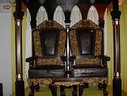 Первые троны короля и королевы