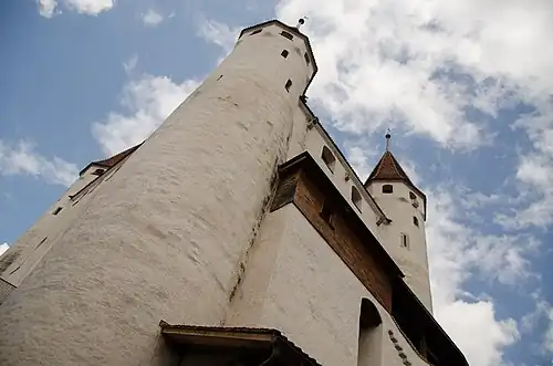 Одна из угловых башен